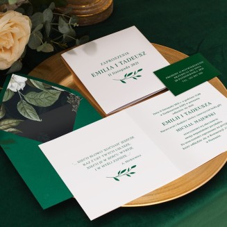 Zaproszenie na ślub biało-zielone. Otwierana karta z kopertą w zestawie. Dołączony bilecik RSVP.