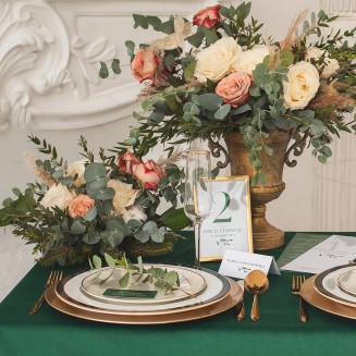 Menu weselne dwustronne wzbogacone o piękny kolor butelkowej zieleni. Efektowna dekoracja stołu na wesele.