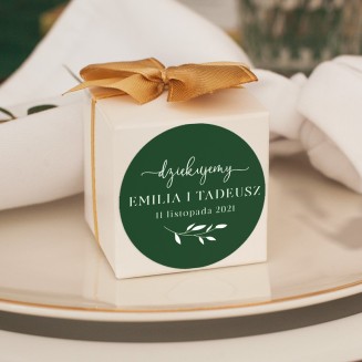 Białe kwadratowe pudełeczka to idealny upominek dla gości weselnych. Wzbogacone o samoprzylepne etykiety z personalizacją.