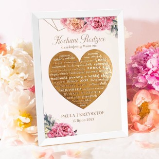 Prezent dla rodziców w postaci personalizowane plakatu. Na nim widnieje grafika różowych kwiatów piwonii oraz duże złote serce z
