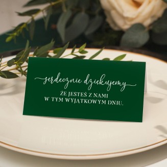 Personalizowana winietka w kolorze butelkowej zieleni. Piękna dekoracja weselnego stołu z motywem delikatnej gałązki.