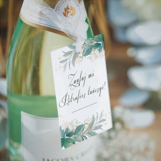 Zawieszka na alkohol weselny z zielonymi gałązkami. Dekoracje stołu weselnego.