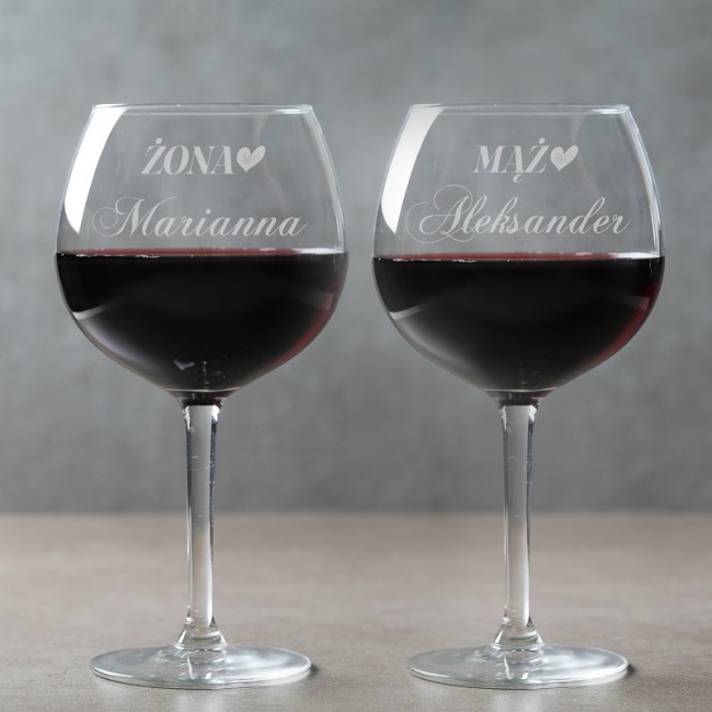 Zestaw dwóch kieliszków do wina z napisem mąż i żona.