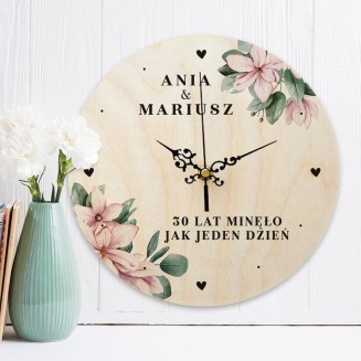 Zegar drewniany z personalizacją i grafiką kwiatową. Idealny prezent na rocznicę ślubu dla pary.