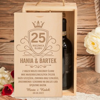 Skrzynia na rocznicę ślubu z grawerowanym frontem, wnętrze pomieści dwie butelki