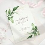 Zaproszenie na ślub z personalizacją w jasnym kolorze, z pięknym motywem zielonych listków.