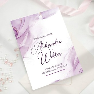 Zaproszenie ślubne z pięknym fioletowym zdobieniem. Dekoracyjną czcionką wykonamy personalizację.
