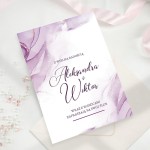 Zaproszenie ślubne z pięknym fioletowym zdobieniem. Dekoracyjną czcionką wykonamy personalizację.