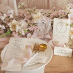 Dekoracja weselnego stołu w modnej kolorystyce, wzbogacona o motyw z kolekcji Romantyczna.