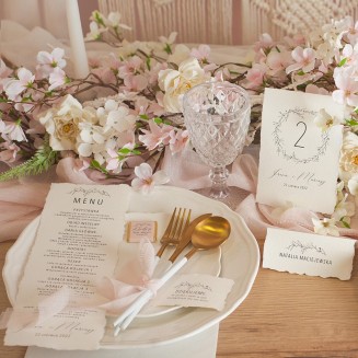 Aranżacja stołu weselnego w romantycznym wydaniu. Wzbogacona o nowoczesne dodatki do dekoracji wesela.