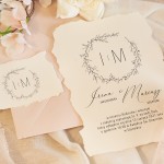Zaproszenie personalizowane na ślub wykonane z czerpanego papieru. Do zaproszenia dołączona jest koperta i bilecik.