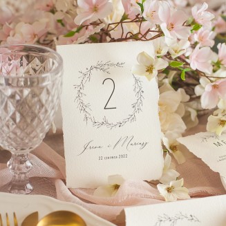 Dekoracja na weselny stół w postaci kolekcji Romantyczna. Idealna kolekcja ślubna do aranżacji weselnego stołu.
