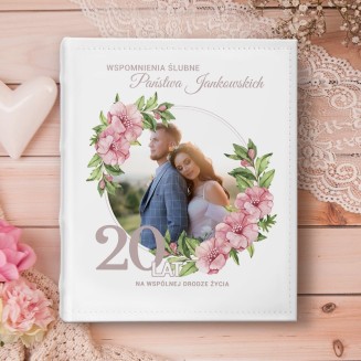 Album z personalizowaną okładką na Rocznicę ślubu ze zdjęciem pary w ozdobnej ramce z kwiatami