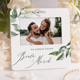 Biała ramka na ślubne zdjęcie. Grafika z gałązkami i zielonymi listkami.