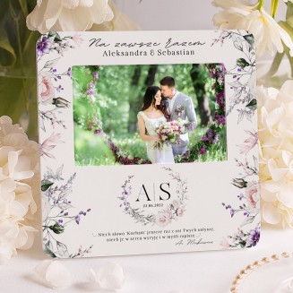Dekoracyjna ramka na wspólne zdjęcie nowożeńców. Udekorowana kwiatową grafiką w odcieniu fioletu.
