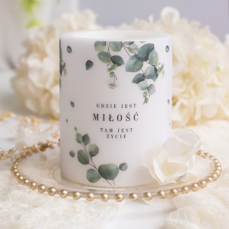 Zapachowa świeca w białym kolorze, wzbogacona o grafikę eukaliptusa. Idealnie sprawdzi się jako dekoracja ślubna.