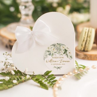 Pudełeczka w kształcie serca w białym kolorze. Idealne miejsce na upominek dla gości weselnych.