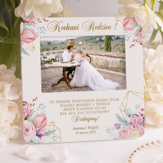 Ramka na zdjęcie ślubne w białym kolorze z piękną grafiką kwiatową i personalizacją.