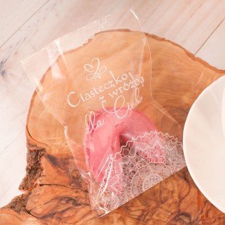 Różowe ciasteczko z wróżbą to pomysłowy upominek dla gości. Idealny prezencik dla bliskich.