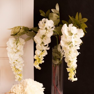 Gałązka potrójna w jasnej kolorystyce z kwiatkami Wisterii. Nowoczesny dodatek do dekoracji sali weselnej.