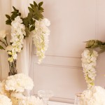 Dekoracja sali weselnej w pięknej kolorystyce. Idealny dodatek na wesele w postaci gałązki z kwiatkami.