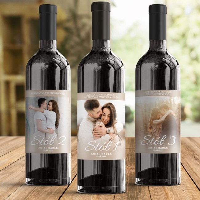 Etykiety na wino, które są jednocześnie numerkami na stoliki weselne. Zdobią je zdjęcia i personalizacja. Do umieszczenia na win