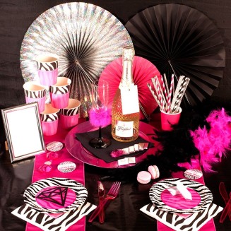 Aranżacja stołu na Wieczór Panieński w modnej kolorystyce. Całość zachowana w różowej kolorystyce.