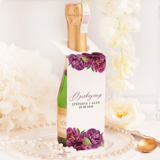Personalizowana zawieszka na mini szampana. Udekorowana w grafikę z kwiatami piwonii.
