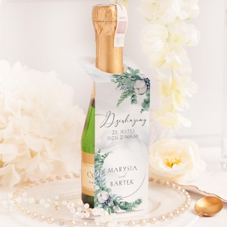 Dekoracja mini szampana w postaci personalizowanej zawieszki. Idealna dekoracja butelki alkoholu na wesele.