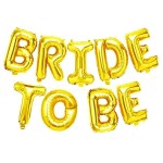 Balony foliowe w złotym kolorze, tworzą napis: Bride to be. Piękna dekoracja na Wieczór Panieński.
