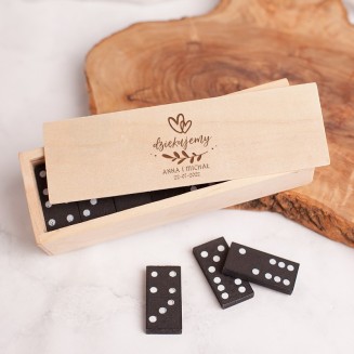 Gra w postaci domino to oryginalny upominek dla gości. Na wieczku znajduje się dedykacja.