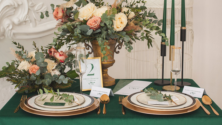 Modne dekoracje na wesele w kolorze butelkowej zieleni. Efektowne aranżacje sali i stołu weselnego.