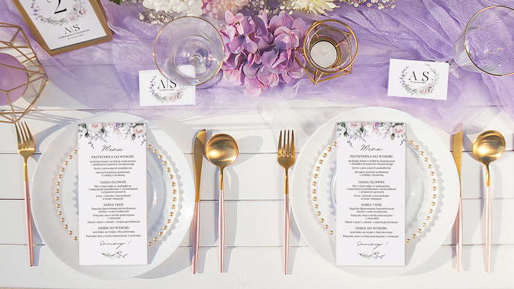 Dekoracje weselnego stołu wzbogacone o modny kolor fioletu i delikatnego różu.