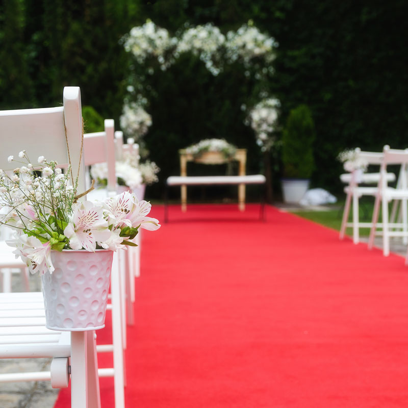 Czerwony dywan to modny element dekoracji kościoła na ślub.