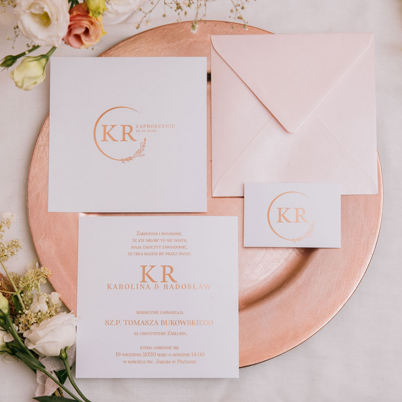 Personalizowane zaproszenie ślubne w kolorze różowego złota.