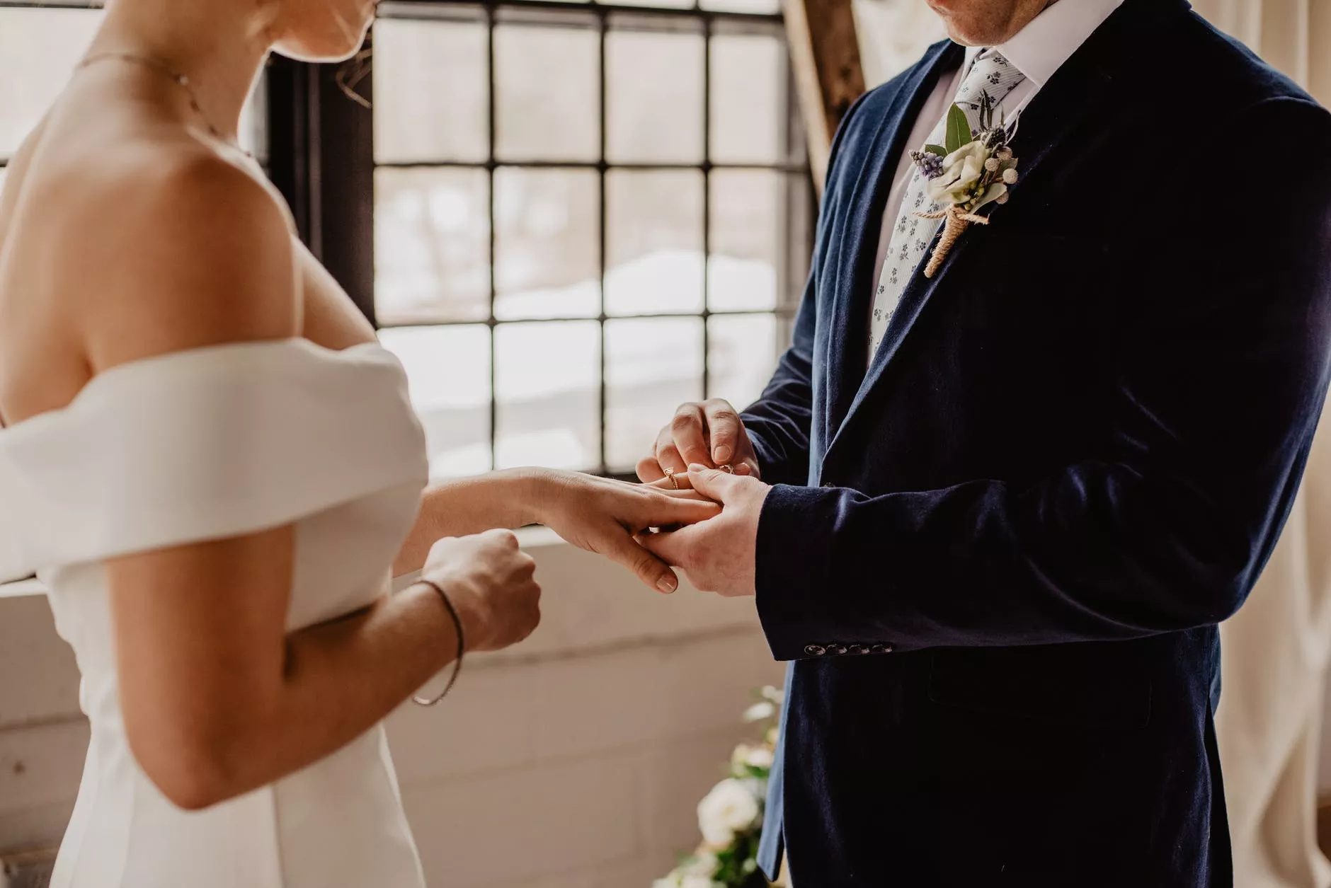 obrączki na ślub - jakie, kto podaje, kto pierwszy zakłada