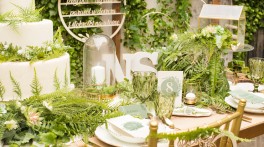 Dekoracje ślubne z wykorzystaniem mchu i paproci – leśne inspiracje na wesele w stylu eko