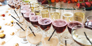 Pomysły na oryginalne przekąski i drinki weselne
